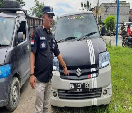 Salah satu travel ilegal berplat hitam terjaring razia Dishub Pekanbaru.(foto: tribunpekanbaru.com)