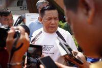 Plt Gubri SF Hariyanto memimpin aksi bersih dan tanam pohon di Stadion Utama Riau (foto/int)
