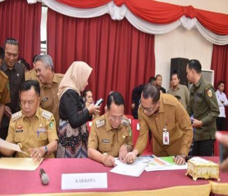 Bupati Rohil Bistamam, saat menghadiri high level meeting TPID se-Provinsi Riau. (Foto: Afrizal)