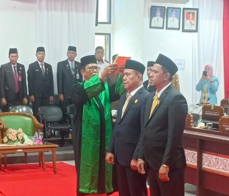 Juprizal diambil sumpah dan janji jadi Ketua DPRD Kuansing defenitif dan Romi Alfisah Putra menjadi Wakil Ketua II DPRD Kuansing defenitif Rabu (2/10/2024).