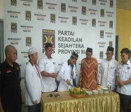 Pengurus PKS Tasyakuran Milad PKS yang ke 21 tahun di DPW PKS Riau. Foto: Antara