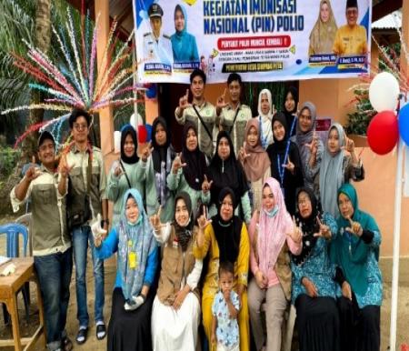 Mahasiswa KKN UIN Suska Riau membantu sukseskan imunisasi Polio di Desa Simpang Petai (foto/ist)