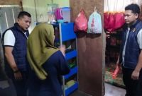 Personel Satreskrim Polres Siak mendatangi rumah pelaku dugaan penganiayaan terhadap bocah 6 tahun hingga tewas di kampung Kerinci Kiri (foto/tribunpku)