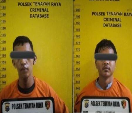 Dua pelaku jambret saat diamankan di Mapolsek Tenayan Raya.(foto: tribunpekanbaru.com)