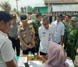 Bupati Mursini bersama Kapolres Kuansing AKBP M Mustofa saat melakukan monitoring Pilkades di Kecamatan Pangean.