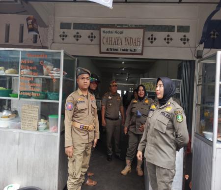 Petugas Satpol PP Kepulauan Meranti saat melakukan patroli rutin di kedai kopi untuk melihat ASN dan honorer yang bolos saat jam kerja