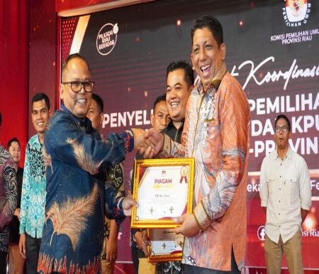 Ketua KPU Dumai Zulfan menerima penghargaan dari KPU Riau pada acara Malam Anugerah KPU 2025 di Pekanbaru (foto/bambang)