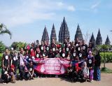 Awak media foto bersama di area Candi Prambanan