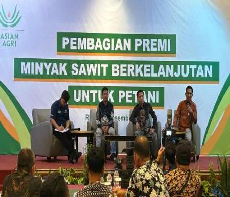 Kegiatan pembagian premi dari Asian Agri untuk petani sawit plasma binaannya di Grand Jatra Hotel Pekanbaru.(foto: istimewa)