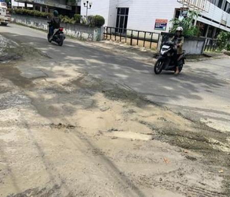 Galian box chamber belum tertutup sempurna di Jalan Zainal Abidin, Pekanbaru.(foto: meri/halloriau.com)