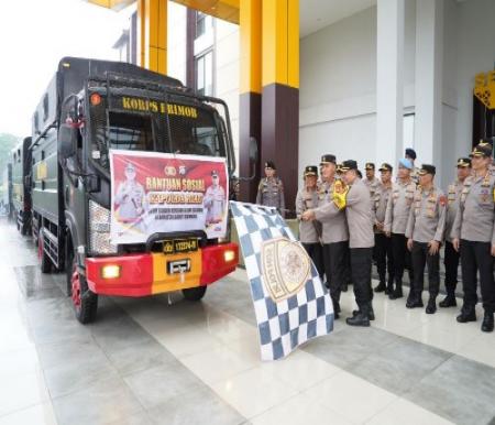 Kapolda Riau, Irjen M Iqbal, didampingi Wakapolda Brigjen K Rahmadi melepas tiga truk bantuan kemanusiaan ke Sumbar (foto/int)