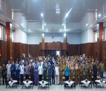 Walikota Dumai, Paisal foto bersama usai membuka Musrenbang RKPD Kota Dumai 2025 di Gedung Sri Bunga Tanjung (foto/bambang)