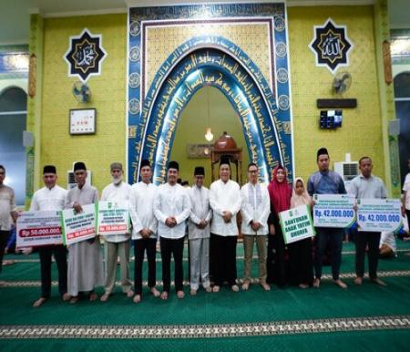 Wagubri SF Hariyanto menyalurkan berbagai bantuan bagi masyarakat dan pengembangan masjid. (Foto: Sri Wahyuni)