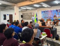 Media Relation Officer EMP Bentu (berdiri) sedang menyampaikan materi di Kampus UPBI Pekanbaru, Sabtu (6/6).