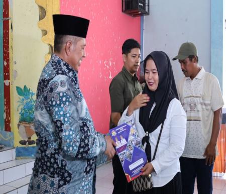 Bupati Siak, Alfedri, secara resmi menyerahkan ijazah kepada 596 peserta program kejar paket (foto/ist)