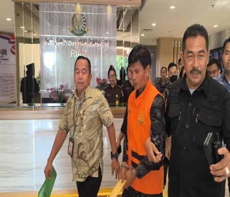 Kejati Riau menahan Direktur BUMDes Karya Muda Perhentian Sungkai (foto/Yuni)