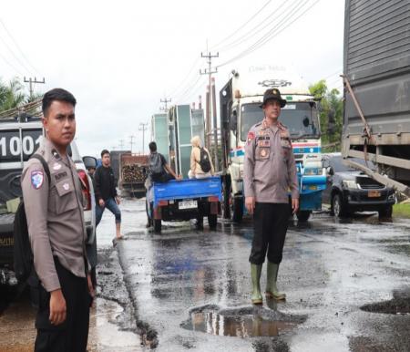 Kapolres Pelalawan AKBP Afrizal Asri meninjau langsung arus lalu lintas di lokasi banjir Jalintim Km 83 (foto/Andy)