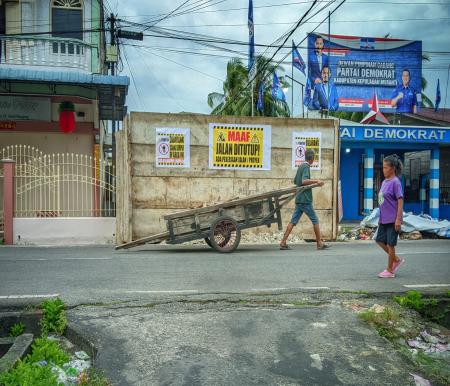 Jalan Revolusi di Kecamatan Tebingtinggi, Kepulauan Meranti ini terpaksa ditutup oleh pemerintah daerah karena dijadikan TPA ilegal