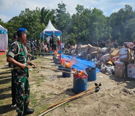 KPPBC TMP B Dumai musnahkan barang ilegal di lapangan tembak Laras Panjang Detasmen Artileri Pertahanan Udara 004 (foto/bambang)