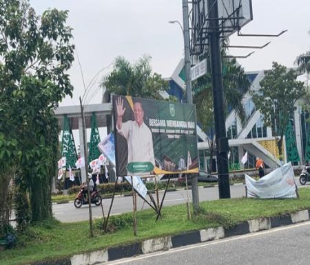 Baliho SF Hariyanto "Bersama Membangun Riau" dipasang di jalur hijau (foto/Yuni)