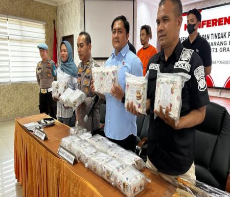 Dijanjikan Upah Rp100 Juta, Pasutri Kurir Sabu Dibekuk Dalam Parkiran Mall di Pekanbaru