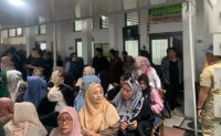 Sidang Vonis Abdul Wahid Dipadati Emak-emak, Sejumlah Tokoh Hadir di PN Pekanbaru