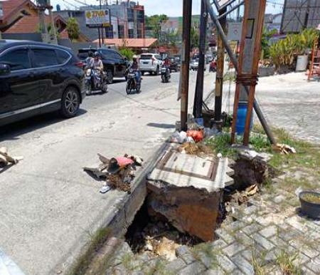 Lubang menganga di Jalan Lobak Pekanbaru.(foto: dini/halloriau.com)