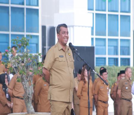 Pj Walikota Pekanbaru, Roni Rakhmat saat memimpin apel bendara di Kantor Walikota Pekanbaru