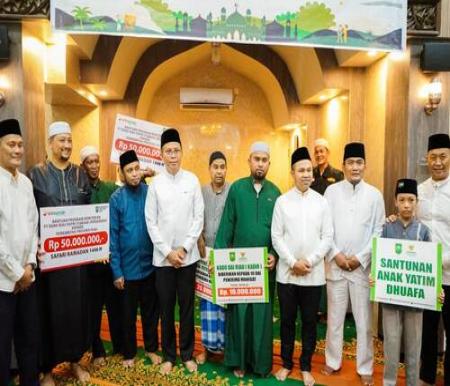 Safari Ramadhan di Dumai, Gubernur Abdul Wahid Serahkan Bantuan Untuk Masjid Nurul Yaqin Rp 50 Juta. (Foto: Bambang)