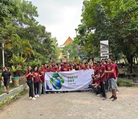 Selokan Hingga Taman Kota Jadi Sasaran Gotong Royong ARYADUTA Pekanbaru di Hari Bumi