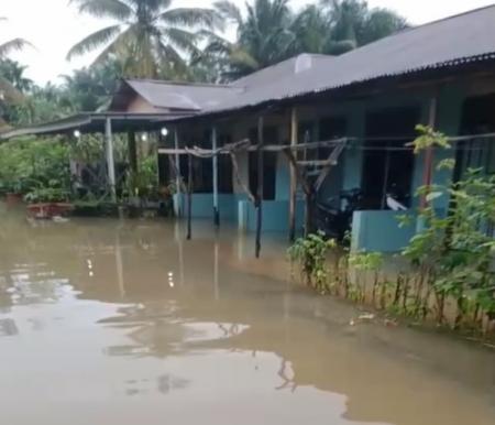 Dikarenakan hujan yang mengguyur Pekanbaru semalaman, beberapa titik mengalami banjir. (Foto: Dini Rahmadanti)