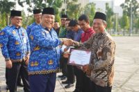 Plt Gubri SF Hariyanto serahkan penghargaan untuk 10 koperasi lintas daerah di Riau (foto/ist)
