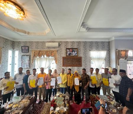 Ketua DPD I Golkar Riau, Syamsuar, serahkan SK untuk 11 paslon kepala daerah, Senin (26/8/2024) 