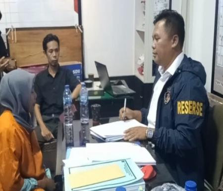 Tersangka DN saat diperiksa di Mapolres Inhil.(foto: yendra/halloriau.com)