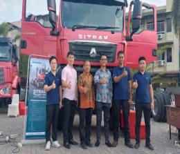 Jajaran manajemen foto bersama di depan truk Sinotruk yang paling diminati.(foto: herlina/halloriau.com)