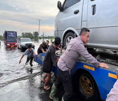 Banjir Jalintim Km 83 Pelalawan mulai surut (foto/Andy)