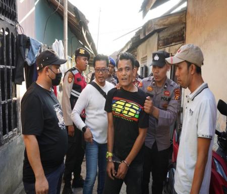 Polda Riau saat mengamankan sejumlah orang dalam Operasi Antik Lancang Kuning 2024 di Kampung Narkoba Pekanbaru.(foto: mcr)