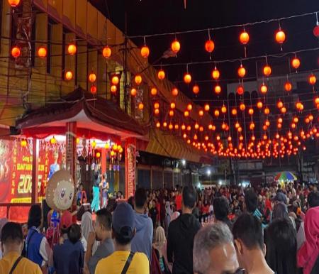 Ratusan warga padati Jalan Karet, Pekanbaru sambut perayaan Imlek 2025 (foto/dini)