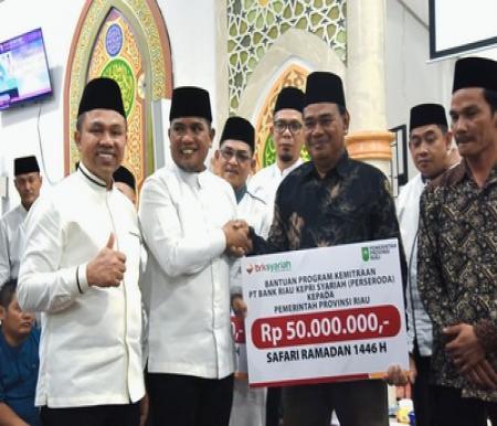 BRK Syariah menyalurkan bantuan CSR senilai Rp150 juta kepada tiga masjid di Kabupaten Pelalawan. (Foto: Sri Wahyuni)