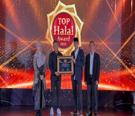 Menteri Pariwisata dan Ekonomi Kreatif, Sandiaga Salahuddin Uno menyerahkan penghargaan TOP Halal Award 2023 ke Direktur Utama PT Waroeng Steak Indonesia, Riyanto (foto/ist)