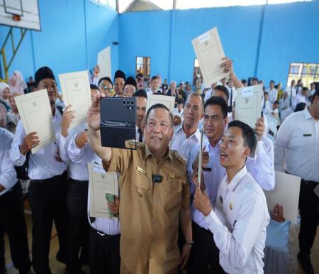 Pj Gubernur Riau, SF Hariyanto menyerahkan SK PPPK di Kabupaten Kampar (foto/Yuni)
