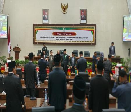 Iwan Taruna resmi dilantik menjadi Ketua DPRD Inhil (foto/Ayendra)