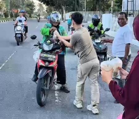 Libatkan Generasi Muda, NasDem Riau Gelar Aksi Bagi 2.300 Takjil di Pekanbaru