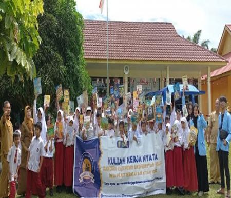 Mahasiswa Kukerta Unri mendatangkan perpustakaan keliling di SDN 009 Parit Teratak Air Hitam (foto/ist)