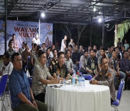 Kapolres Polres Rohil, AKBP Andrian beserta jajarannya Nobar Wayang Kulit (foto/afrizal)