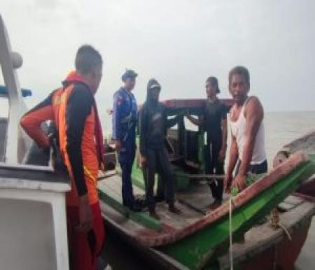 Tim gabungan Basarnas Pekanbaru melakukan pencarian dua nelayan yang hilang kontak di perairan Sinaboi, Rohil.(foto: mcr)