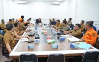 Plt Bupati Kuansing,  Muklisin saat rapat siaga karhutla.(foto: ultra/halloriau.com)