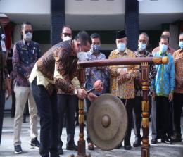 Bupati Kepulauan Meranti H Muhammad Adil  melakukan launching program Ketuk Pintu Melayani Dengan Hati dan Pencanangan Pendataan Keluarga Tahun 2021 di Halaman Kantor Bupati Meranti, Kamis (1/4/2021) pagi.