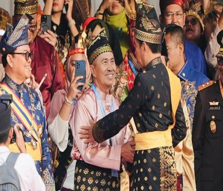 Presiden Jokowi salami mantan Gubernur Riau, Syamsuar saat upacara Harlah Pancasila di Dumai.(foto: istimewa)