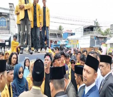 Mahasiswa Unisi laksanakan aksi demo saat proses pelantikan 45 anggota DPRD Inhil periode 2024-2029 (foto/ayendra)